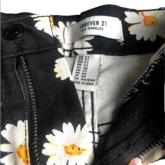 Forever 21 Daisy-printed shorts - Picture 2 of 4